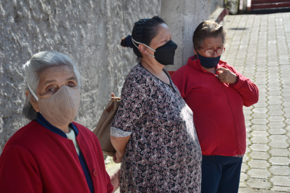 Las primeras habitantes de Mariana Jesús, como María del Cisne Toro y Ofelia Silva, superan los sesenta años. Llegaron huyendo de relaciones abusivas. 2. Comunidad.  En la localidad residen niños y adolescentes. Las mujeres se ayudan entre sí y ayudan a los pequeños con sus clases y otras actividades.