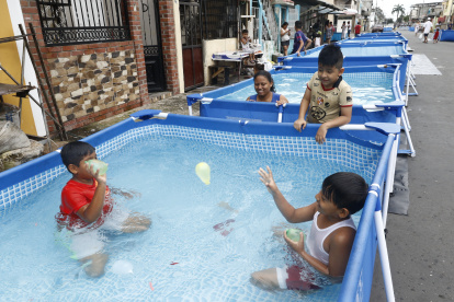 Referencial. Decenas de piscinas instaladas en el suburbio de Guayaquil, por carnaval.