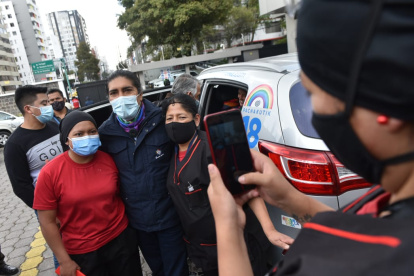 Yaku Pérez se tomó fotos con simpatizantes en los exteriores del CNE.