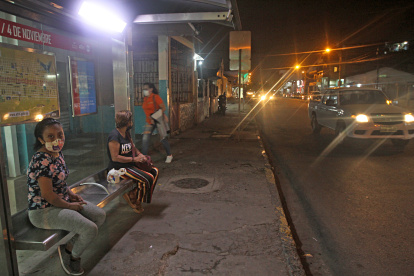 La noche de ayer empezaron a sentirse los estragos de la decisión de los transportistas.