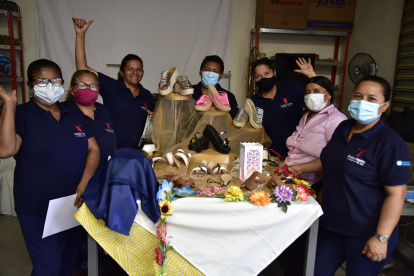 La confección de sandalias es una de las áreas en las que trabajan las asistentes a las charlas de las fundaciones.