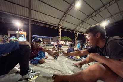 Cientos de venezolanos se mantienen en plazas, parques y otros espacios públicos de Huaquillas.