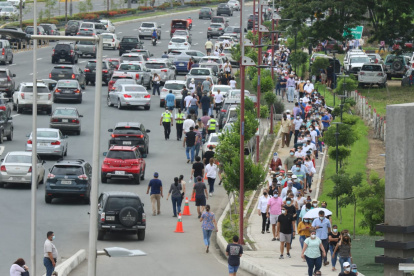 Largas filas de personas se formaron el día de las elecciones.