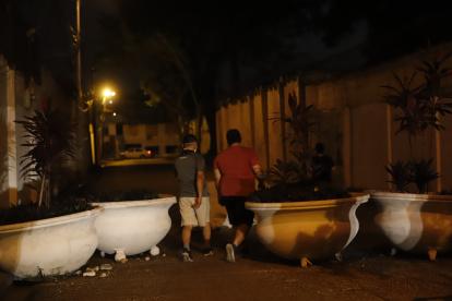 Oscuridad. Aunque las lámparas sí funcionan hay peatonales con poca iluminación, los árboles tapan la luz de los faros, de allí que la primera medida será podar los árboles.