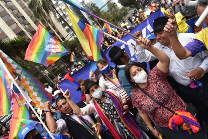 Simpatizantes de Pachakutik protestaron en el exterio del centro de mando del Consejo Nacional Electoral.