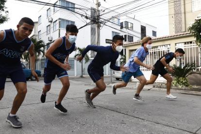 Peligro. Las calles de la Kennedy son la pista atlética.
