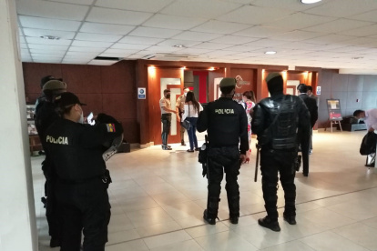 Previo a la reinstalación de la audiencia, agentes de la Unidad Antiexplosivos del GIR revisaron las instalaciones del auditorio de la Corte del Guayas.
