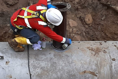 Interagua trabaja en las reparaciones de la tubería situada en la calle Guayacanes, de Urdesa central.
