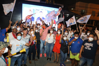 Referencial: Simpatizante de uno de los candidatos a la presidencia y el seguro para la segunda vuelta.