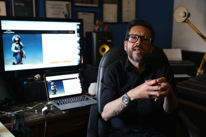 Mientras las grandes potencias prosiguen con su carrera espacial, el proyecto Earthling llevará al espacio voces de todo el mundo que quieran contribuir a través de la aplicación. "Es ciencia-ficción pero también es una realidad", explicó a Efe el compositor mexicano que lidera el proyecto, Felipe Pérez Santiago.