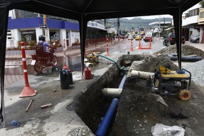 Arreglos de tubería en la avenida Guayacanes, en la ciudadela Urdesa.