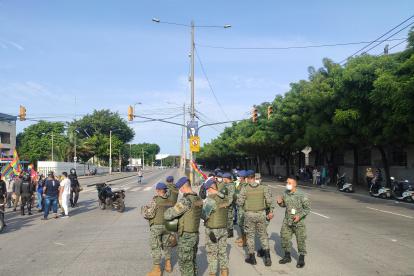 Uniformados de las Fuerzas Armadas y Policía controlan el orden en la avenida Pedro Menéndez, que fue cerrada a la altura del CNE.
