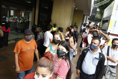 Aglomeraciones de personas en las afueras del Registro Civil de Guayaquil.