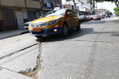 Servicio. El taxista, Oswaldo Tarari, trata de evitar un bache en Sauces VI. Si cae en el hueco debe volver a alinear las llantas del auto.