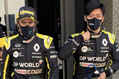 Fernando Alonso y el chino Guanyu Zhou, parte del Alpine 2021.