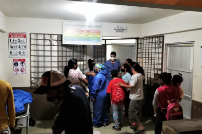 Decenas de personas en la emergencia de un hospital por intoxicación.