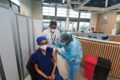 Personal médico de Solca recibe la segunda dosis en la sede de Guayaquil.
