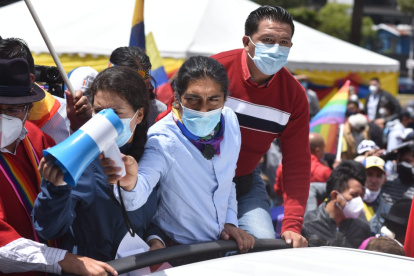 Yaku Pérez en los exteriores del CNE en Quito, pidiendo reconteo de votos.