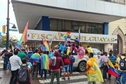 Simpatizantes de Pachakutik en los exteriores de la Fiscalía.