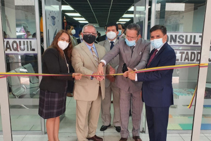 Las autoridades de la Universidad de Guayaquil inauguraron el nuevo consultorio jurídico.