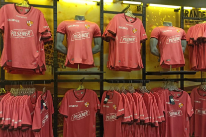 Por el momento solo está disponible en tiendas una de las camisetas alternas del Ídolo.