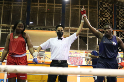 Triunfo. Érika Pachito (d) ganó su primer combate en suelo Oriental.