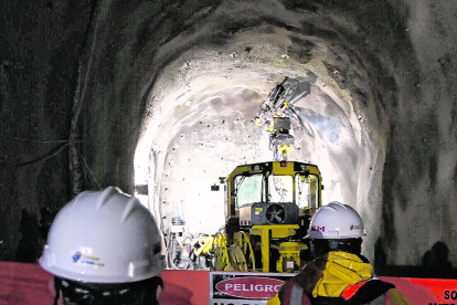 Inauguración de los túneles de acceso a la Mina de Fruta del Norte. Con una ceremonia litúrgica, que incluyó la bendición de dos vírgenes del cisne y intervención de las autoridades, quedaron inaugurados los túneles Kuri y k"isa.