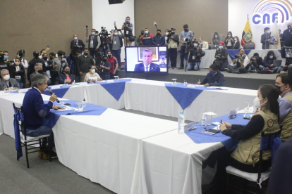 El encuentro entre los candidatos de Pachakutik y CREO se desarrolla en el Consejo Nacional Electoral.