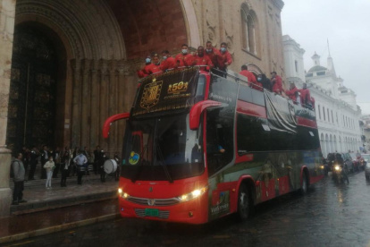 Los jugadores, directivos y cuerpo técnico, pasearon y saludaron con la hinchada cuencana.