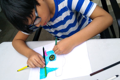 Los niños alistan las propuestas que presentarán para el proyecto Peque Monstruario.