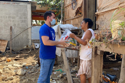 Los voluntarios acuden a sectores apartados a llevar alimentos y palabras de fortaleza.