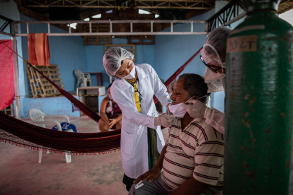 Indígenas crean hospital de campaña para pacientes con covid en el Amazonas.