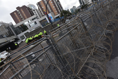 Los exteriores del CNE están resguardados.
