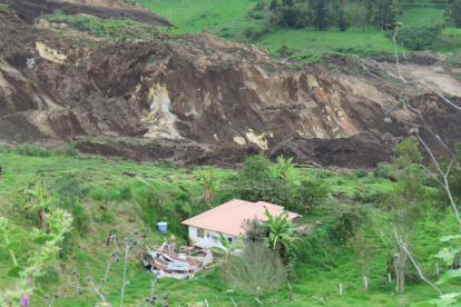 El deslizamiento de tierra  cortó el paso del río Guataxi, que está represándose.