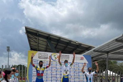 El patinador ecuatoriano (i) fue plata en los 10.000 puntos más eliminación sénior .