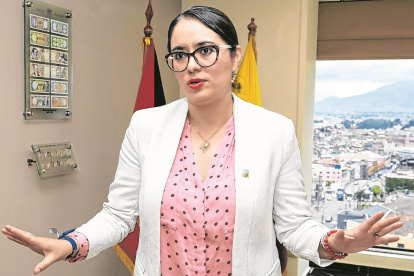 La funcionaria es economista por la Pontificia Universidad Católica del Ecuador y tiene una maestría en Economía Aplicada por la Universidad Autónoma de Barcelona.