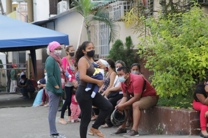 Dispensario. La mirada de los padres muestra su preocupación por no encontrar la vacuna para sus hijos.