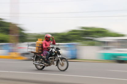 Conductores de autos y motos, de forma constante, circulan a exceso de velocidad en la ciudad.