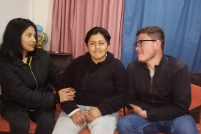 Andrea, María José y Emilio, en una relación poliamorosa. Viven en Quito.