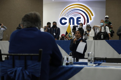 Pruebas. Yaku Pérez mostró ayer algunas actas con supuestas inconsistencias, especialmente en las Juntas de Guayaquil.