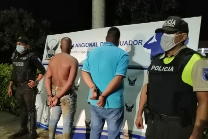 El viernes 12 de febrero, cerca de las 18:00, la policía detuvo a dos sujetos que asaltaban a un chofer de un taxi informal.