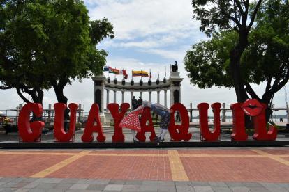 Rotonda. Las letras gigantes están en Malecón y 9 de Octubre.