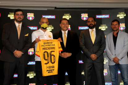 Javier Mascherano (de blanco) estuvo en el lanzamiento oficial de la camiseta de Barcelona.