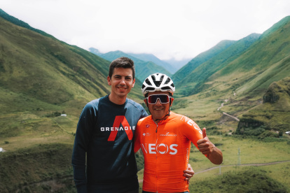 El español Albert Serratacó, además de ayudarle en temas de imagen y comunicación, se ha convertido en un gran apoyo para Richard Carapaz.