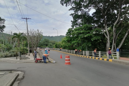 Trabajos. Está cerrado el puente de Urdesa, por la labor que se hace.