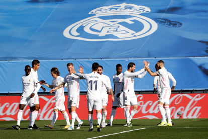 Los jugadores del Real Madrid celebran el gol de Benzema.
