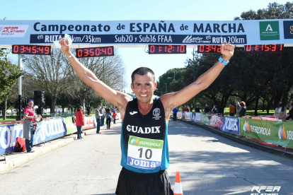 Campeón. Claudio tras cruzar la meta en 4 horas, 47 minutos y 56 segundos. Solo siete marchistas completaron el recorrido.