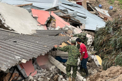 Militares y técnicos llegaron a la zona afectada para brindar asistencia.