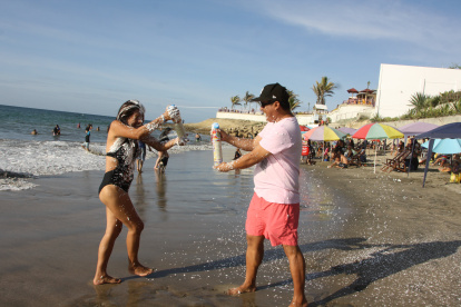 El carnaval se fue las playas de Santa Elena y Manabí.