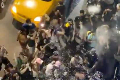 Decenas de personas aglomeradas festejando el Carnaval en Salinas.